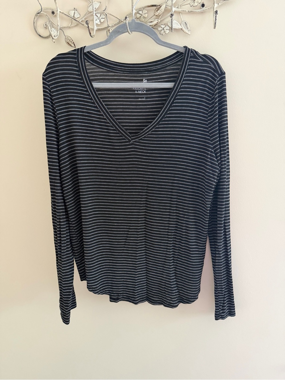 SO Women's Striped V-Neck Long Sleeve Top in Black and Gray